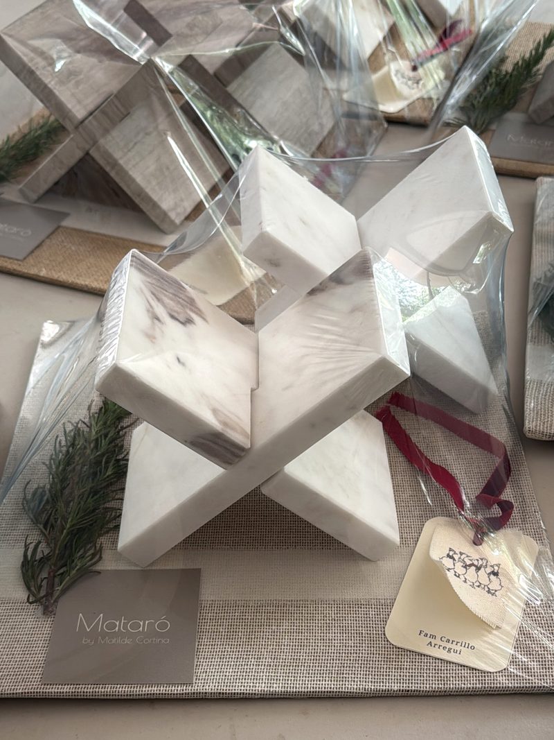 Atril de mármol blanco empacado como regalo