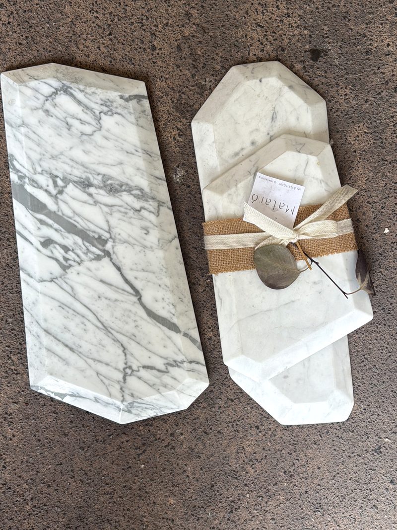 Tablas de mármol blanco facetadas