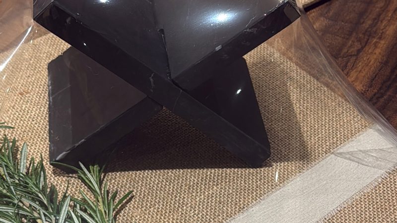 Atril de piedra negra empacado como regalo