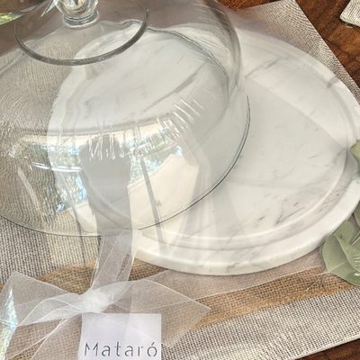 Platón de mármol con domo
