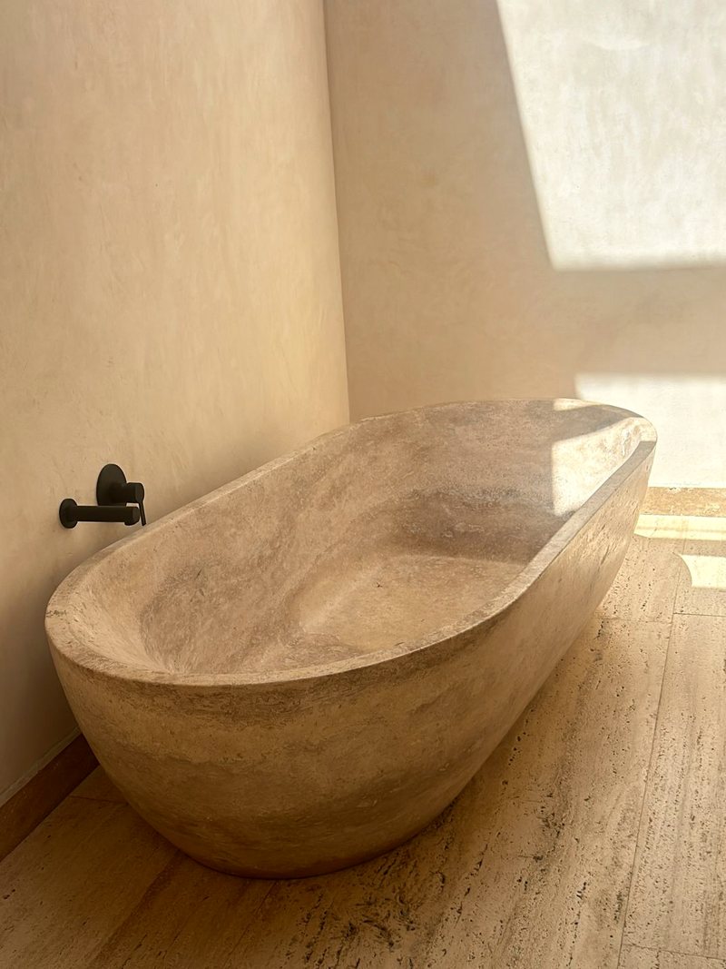 Tina de baño de travertino a medida, proyecto Mataró