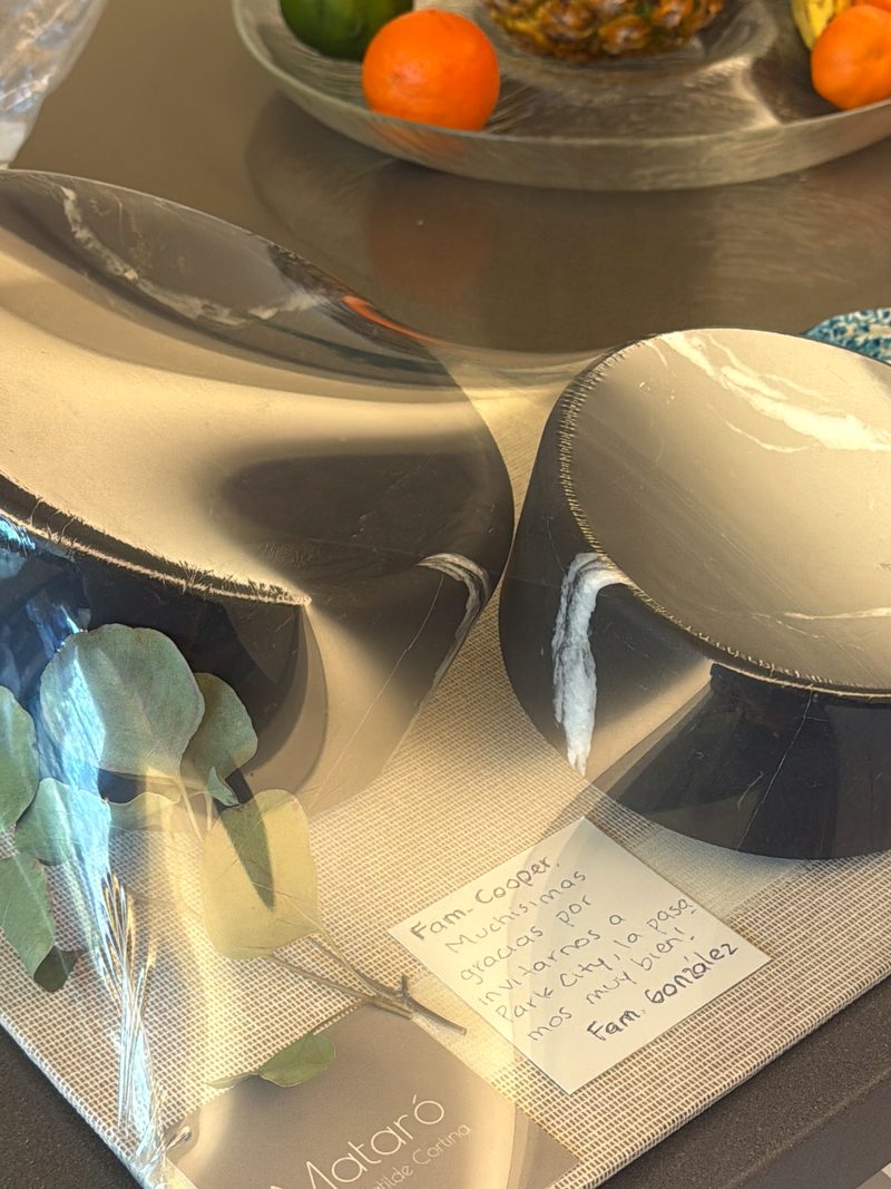 Bowls de piedra negra con nota manuscrita