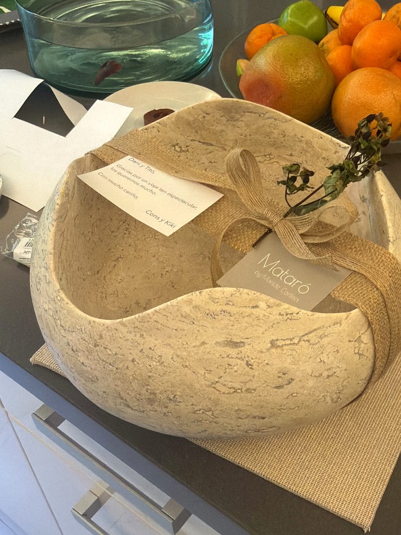 Bowl de travertino empacado con tarjeta personalizada