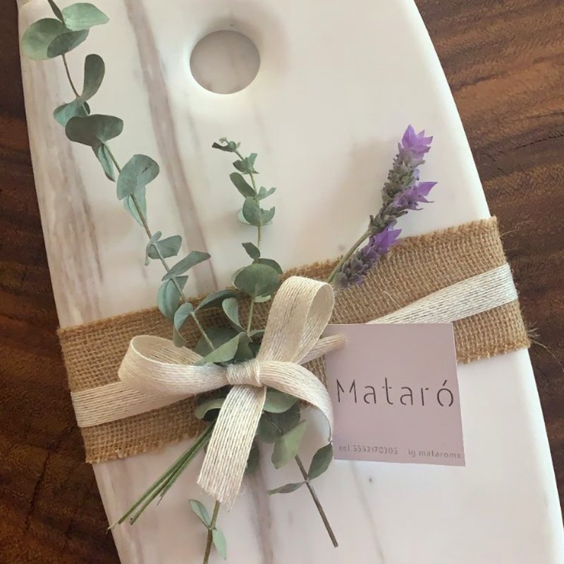 Tablas de mármol blanco con lazo, lavanda y etiqueta Mataró