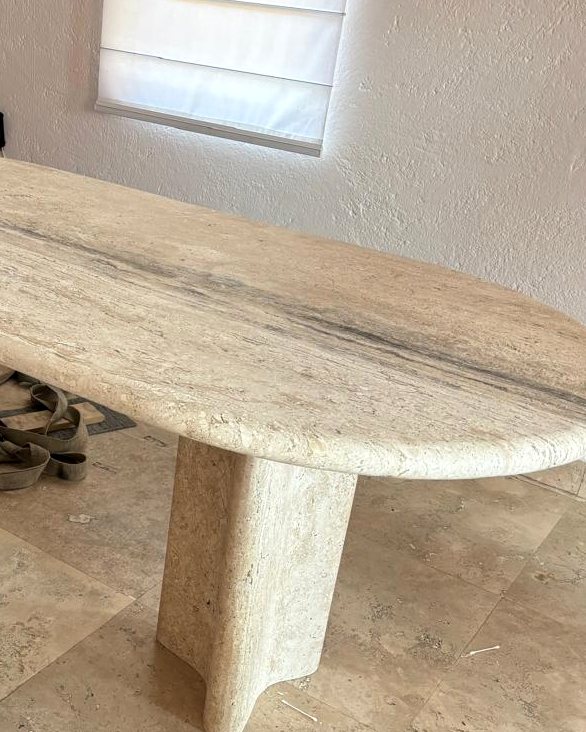 Mesa ovalada de travertino con patas onduladas