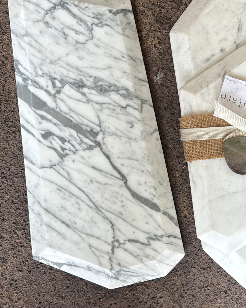 Tablas de mármol blanco con vetas naturales